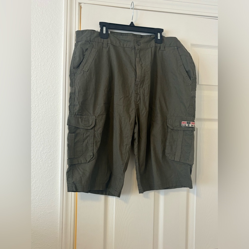 Green Cargo Shorts with Relaxed Fit and Outdoor Style